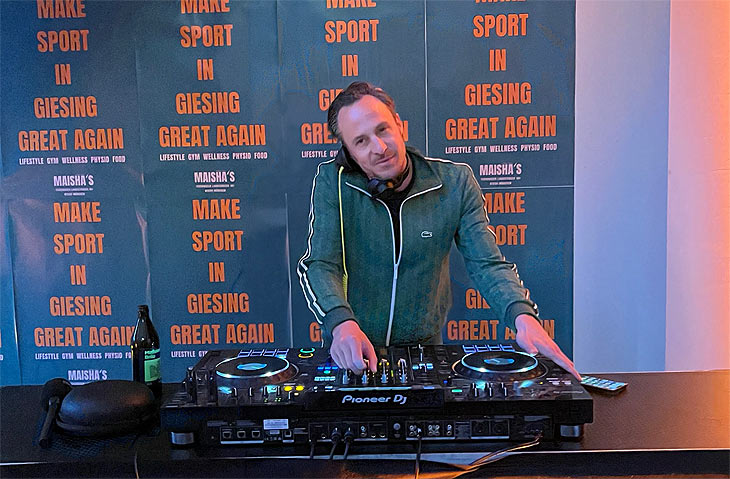 DJ Nikias Hofmann beim Opening im Maisha’s Human Arts